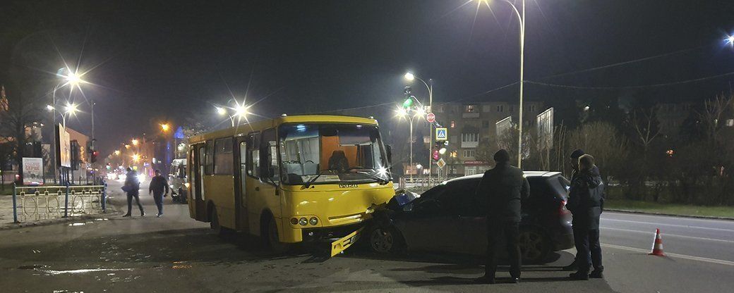 В Ужгороді іномарка просто влетіла в міський автобус, повний людей — у дитини зломаний ніс