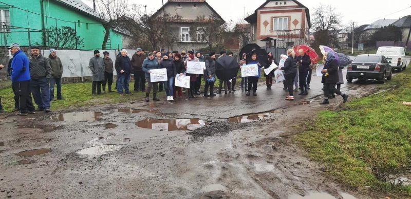 Мешканці сіл Закарпаття протестують проти жахливого стану місцевих доріг