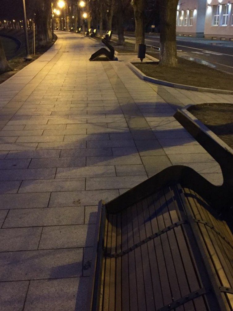 Не впізнати! Набережна Незалежності в Ужгороді після ночі всіяна перекинутими лавицями та гілками з дерев