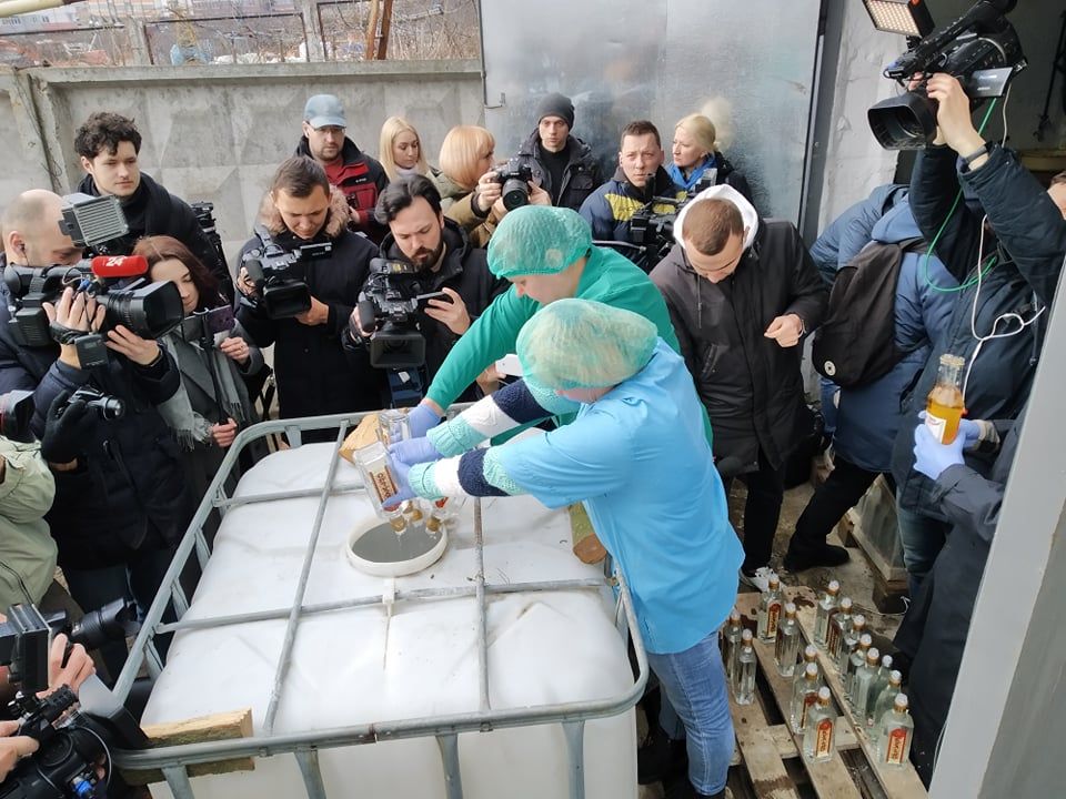 Самопальних горілчаних виробів більш ніж на чотири мільйони гривень публічно знищили на Львівщині