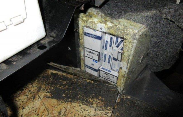 Угорські митники знайшли в закарпатському автобусі купу контрабандного курива
