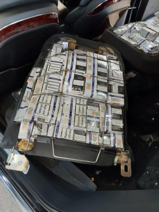 В автомобілі угорця-"дипломата" на кордоні знайшли купу сховок із контрабандними сигаретами