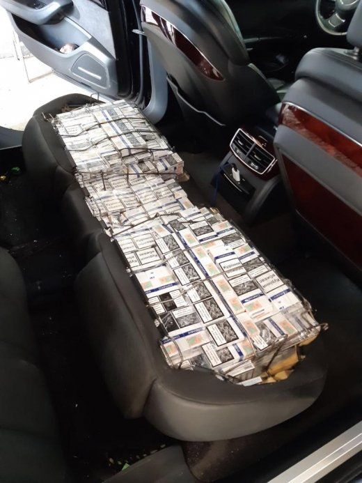 В автомобілі угорця-"дипломата" на кордоні знайшли купу сховок із контрабандними сигаретами