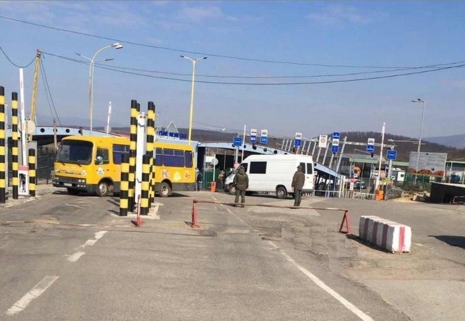 "Масовка" на кордоні. У КПП "Ужгород" українці повертаються на батьківщину
