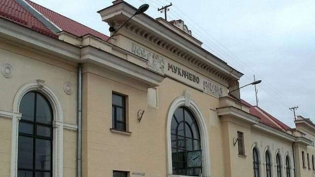 Коронавірус тимчасово "убив" залізничні вокзали в Ужгороді та в Мукачево
