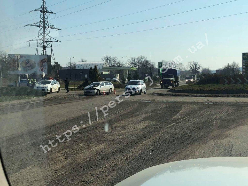 У Мукачеві на кільцевій жоден із автомобілів не хотів уступати дорогу