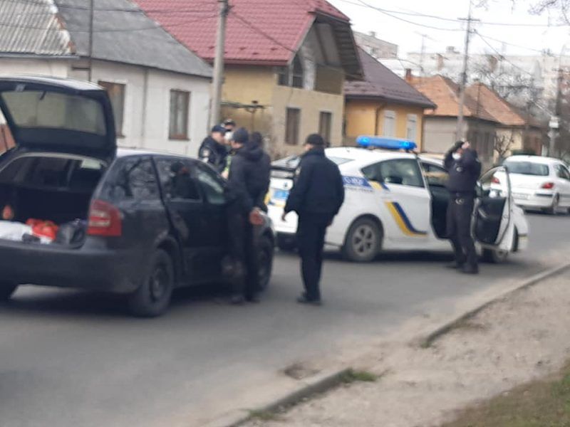 У Мукачево поліцейські з "мигалками" затримали цілу банду