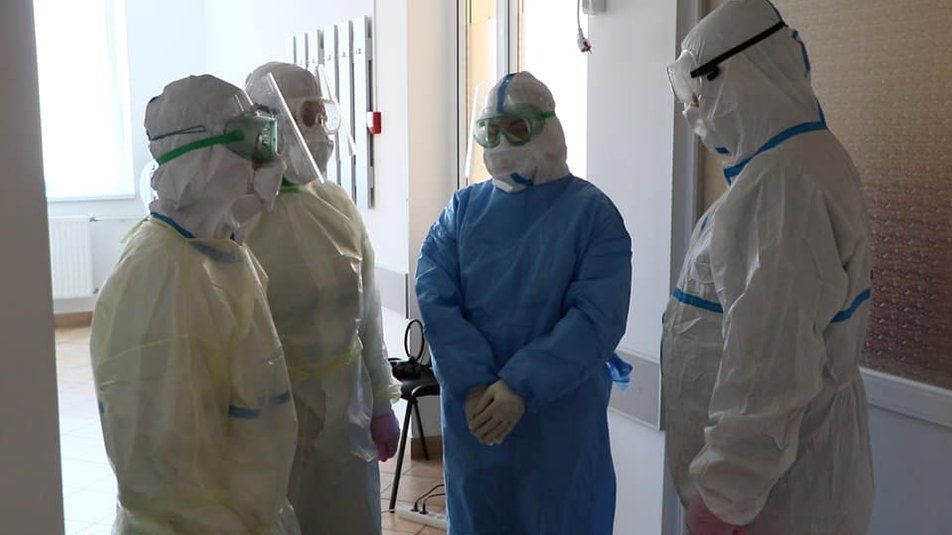 В Ужгороді 14 медиків, які відбули 7-денну зміну у ліжок хворих на COVID-19, повертаються додому
