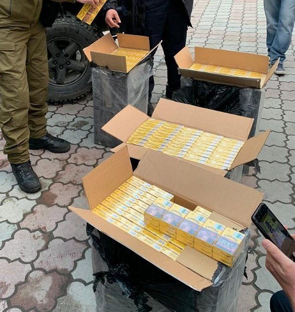 На Закарпатті позашляховик перевозив 2 тисяч пачок безакцизних цигарок