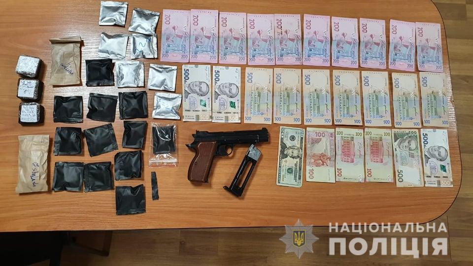 В Ужгороді поліція "пов’язала" чоловіка зі зброєю та партією наркотиків