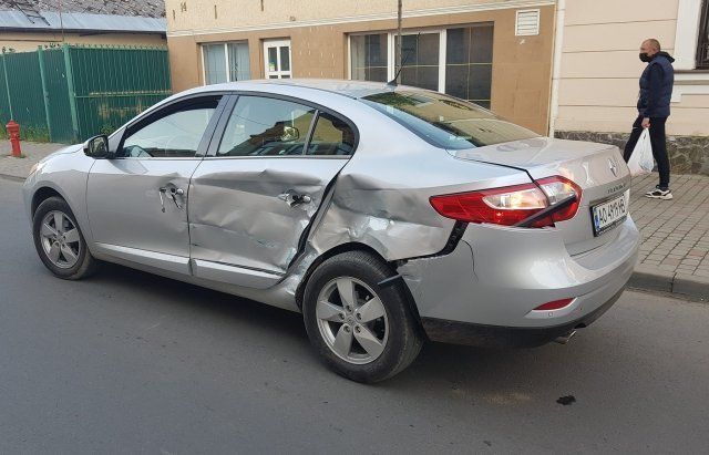 Жахлива ДТП в Ужгороді — у крутий "заміс" потрапили автівки й люди