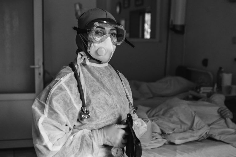 "Чорний гумор"! Як працюють лікарі та медсестри з хворими на коронавірус в Ужгороді