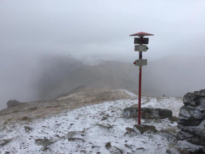 Гора з "обсерваторією" на межі Закарпаття та Франківщини зазнала снігового "нападу"