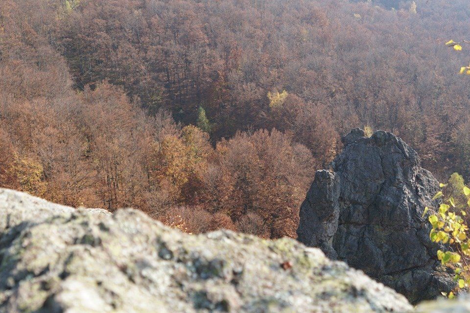 Закарпаття. «Зачарована долина» зі знаменитим скелястим останцем «Смерековий камінь»