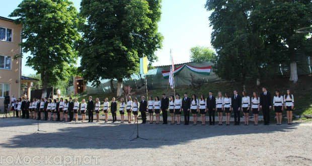 40 випускників попрощалися з Берегівською угорською гімназією