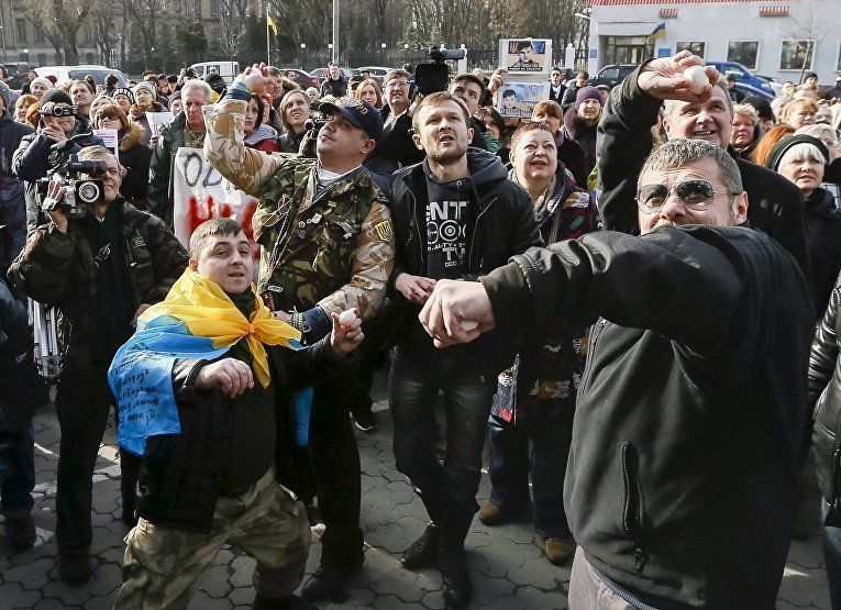 Участник акции в поддержку Савченко разбил окна посольства РФ в Киеве