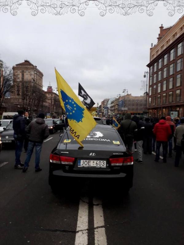 В Киеве на улице Крещатик стоят сотни автомобилей с евро номерами