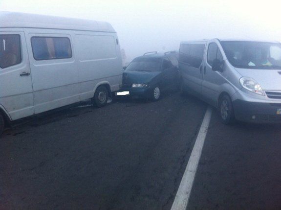 Во Львовской области столкнулись 12 автомобилей