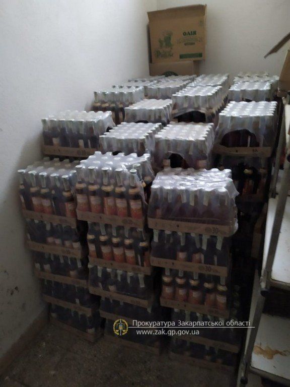 В Закарпатье раскрыли склад, где хранили в тайне больше 10 тонн фальсифицированного алкоголя 