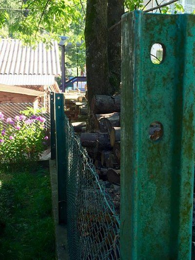 На Закарпатье селяне обустроили ограждения с рельс узкоколейки