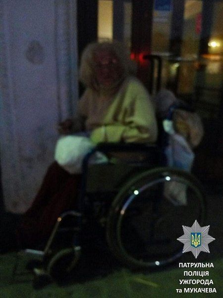 Патрульные Мукачева просят помочь найти женщину на инвалидной коляске