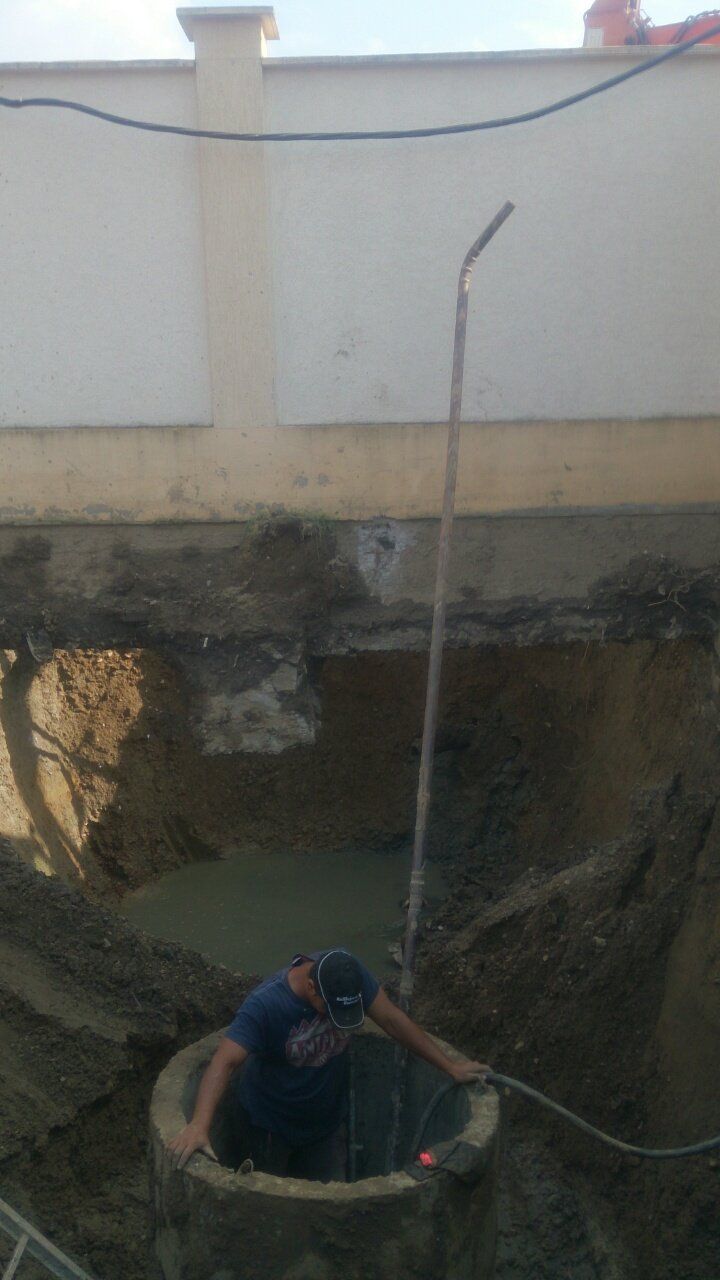 Труба канализационного коллектора полностью забита на протяженности более 10 м