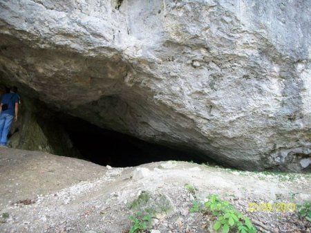 Пещера находится к северу от села Великая Уголька (Тячевский район)