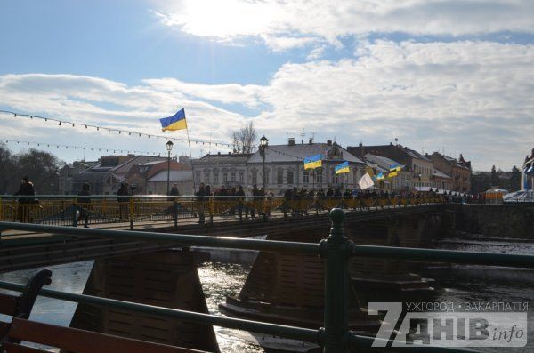 Ужгородцы с желто-голубыми флагами образовали живую цепь на пешеходном мосту