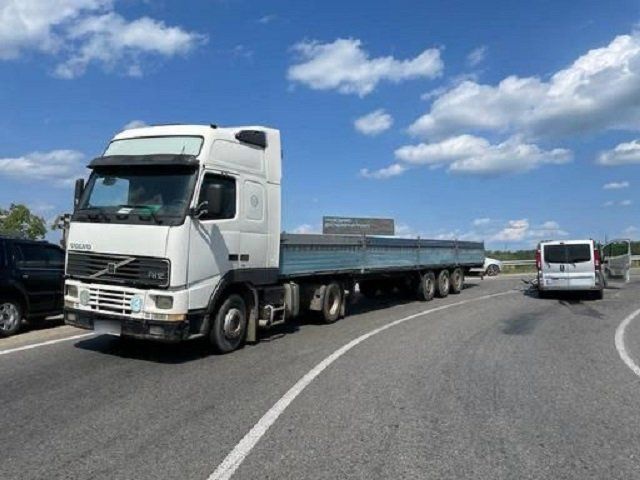 В Закарпатье микроавтобус на встречке врезался в грузовик - 6 человек в больнице
