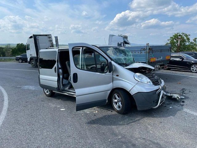 В Закарпатье микроавтобус на встречке врезался в грузовик - 6 человек в больнице