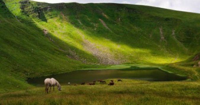 В Закарпатской области на высоте 1577 метров расположено прямоугольное озеро