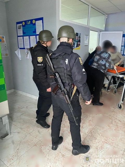  Видео момента: В Закарпатье депутат подорвал гранаты на сессии в сельсовете, 26 раненых