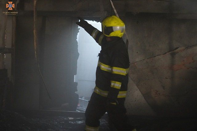 В Ужгороде горел магазин мебели: тушили 6 пожарных расчетов