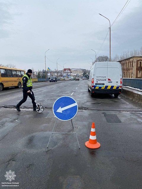 В Закарпатье патрульные мониторят состояние дорог - выдали 27 предписаний 
