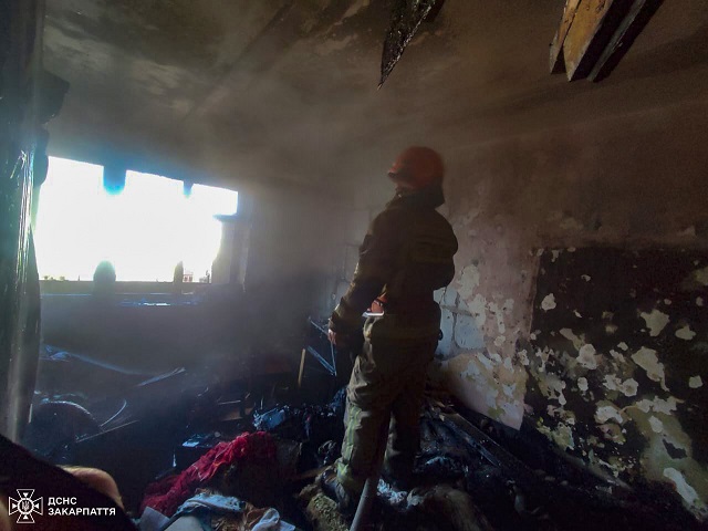  В Ужгороде мужик чудом проснулся в разгар пожара