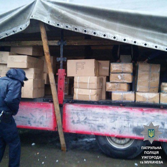 Ужгородские патрульные обнаружили грузовик с товаром неизвестного происхождения