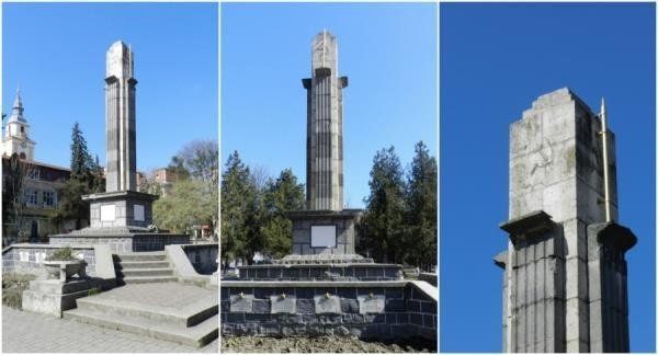 Власти города решили пойти компромиссным путем - оставить памятник на месте