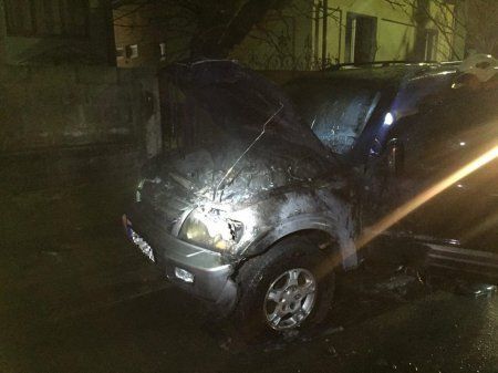 Mitsubishi Pajero загорелся путем его поджога двумя неизвестным лицами