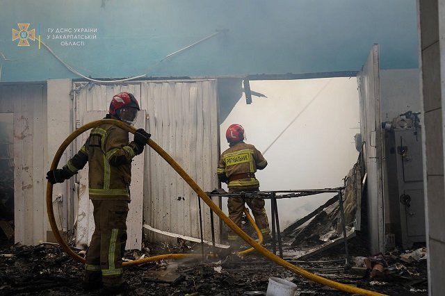 Масштабный пожар под Ужгородом набрал пугающих оборотов