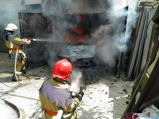 В Ужгороде сгорел автомобиль и часть гаража