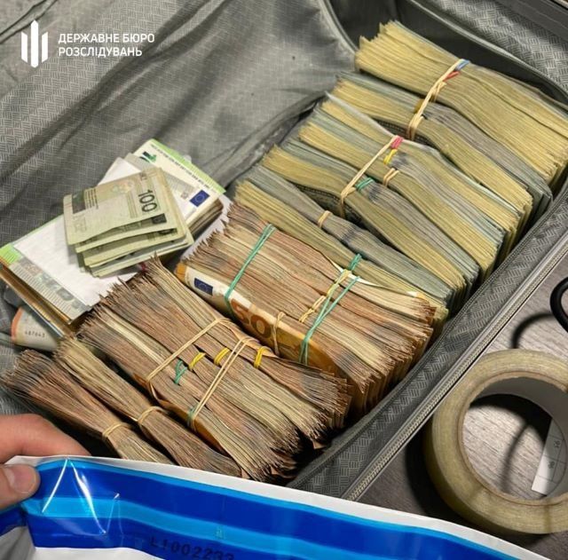 Из Украины в дипломатической почте пытались вывезти золото и валюту на $1 млн