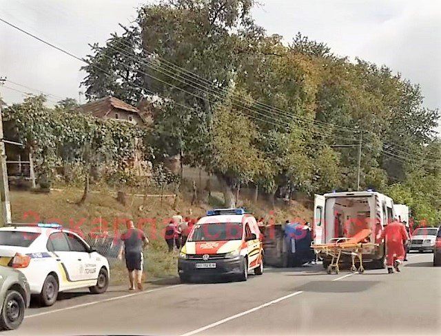 В Закарпатье жестко неразминулись ВАЗ и Chery: 3 травмированных, работали спасатели