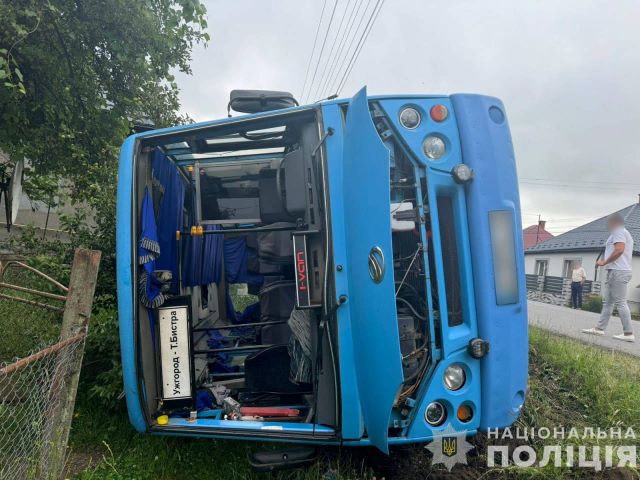 ДТП в Закарпатье: в кювет слетел рейсовый автобус с пассажирами 
