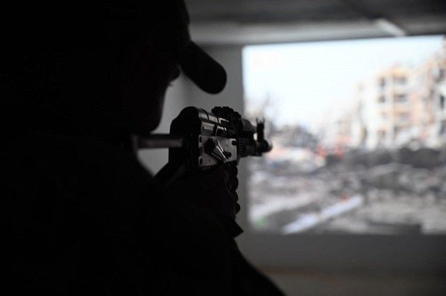 В интерактивном тире отрабатывают стрелковые навыки патрульные Закарпатья