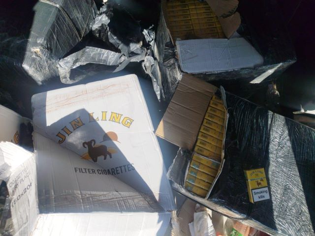  Исчезли в мгновение ока: В Закарпатье контрабандисты бросили 12 ящиков сигарет