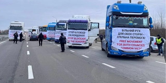Украинские дальнобойщики на границе начали блокаду для поляков