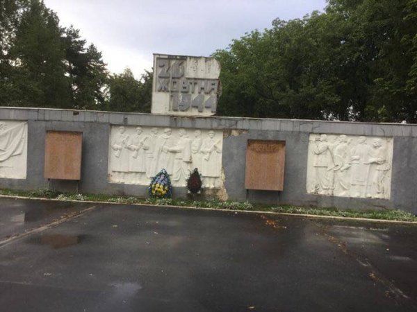 Декоммунизация по-закарпатски: в Мукачево уничтожают памятники добровольцам