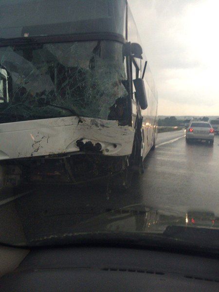 Возле Львова легковушка врезалась в автобус