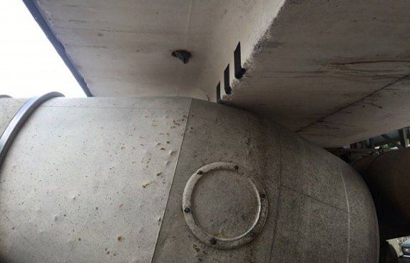 В Ужгороде под мостом застряла бетономешалка