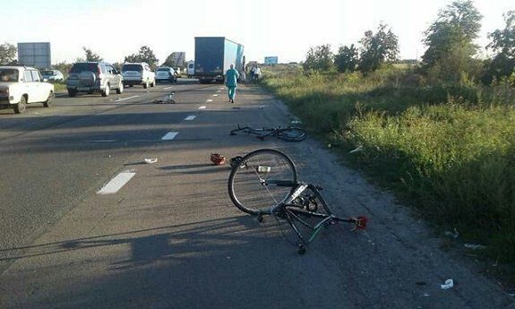 Жуткое ДТП под Киевом: грузовик сбил велосипедистов